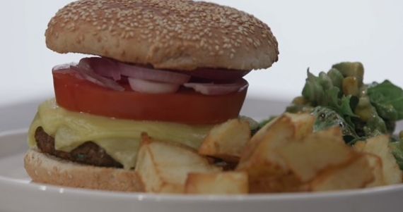 Vegan burger με πατάτες και λαχανικά