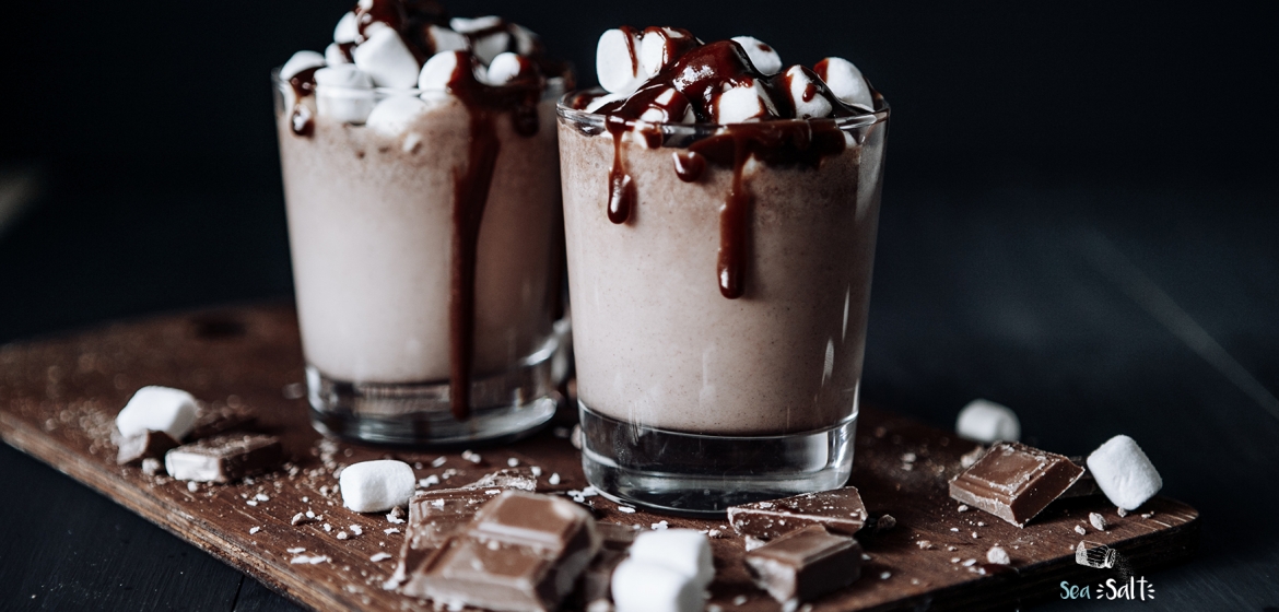Κρύο ρόφημα σοκολάτας με αλμυρό σιρόπι σοκολάτας και marshmallows