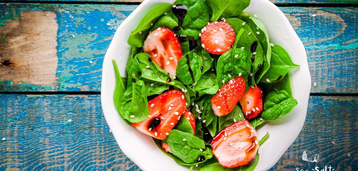 Ανοιξιάτικη σαλάτα φράουλα-σπανάκι