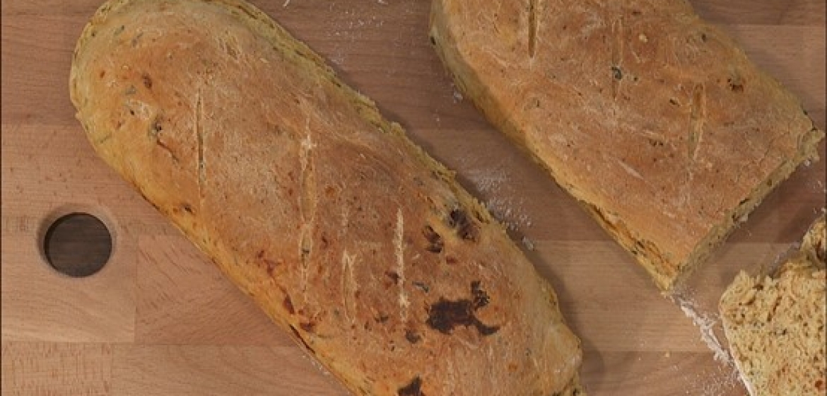 Χωριάτικο προζυμένιο σπιτικό Ψωμί  με μυρωδικά και λιαστή ντομάτα