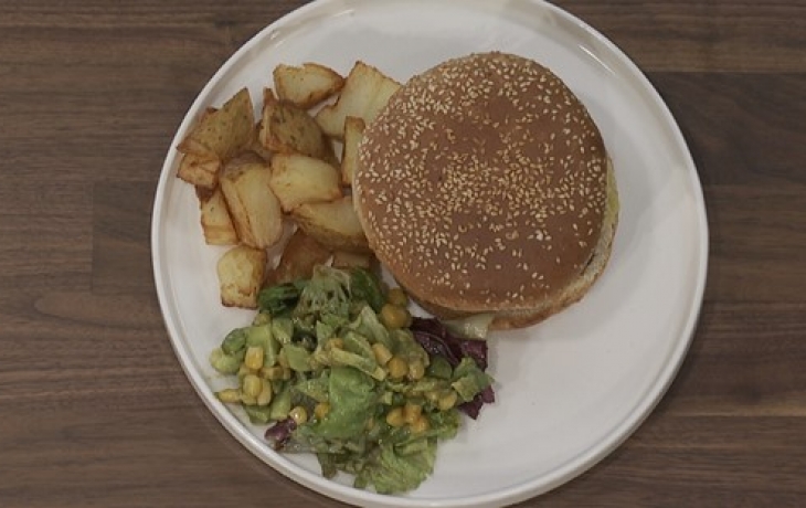 Vegan burger με πατάτες και λαχανικά