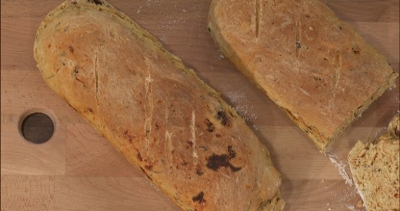 Χωριάτικο προζυμένιο σπιτικό Ψωμί  με μυρωδικά και λιαστή ντομάτα